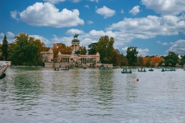Madrid, İspanya. 16 Kasım 2024: El Retiro Park 'taki büyük gölet ve Kral XII. Alfonso anıtı, Madrid.