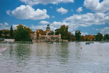Madrid, İspanya. 16 Kasım 2024: El Retiro Park 'taki büyük gölet ve Kral XII. Alfonso anıtı, Madrid.