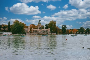 Madrid, İspanya. 16 Kasım 2024: El Retiro Park 'taki büyük gölet ve Kral XII. Alfonso anıtı, Madrid.