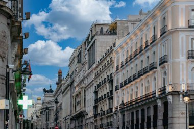 Madrid, İspanya. 30 Ekim 2024: Güzel cepheli şehir mimarisi.