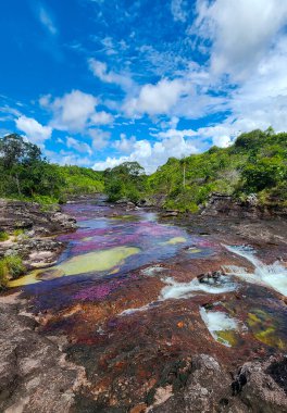 Cao Cristal 'de mavi gökyüzü olan doğal manzara. Kolombiya.