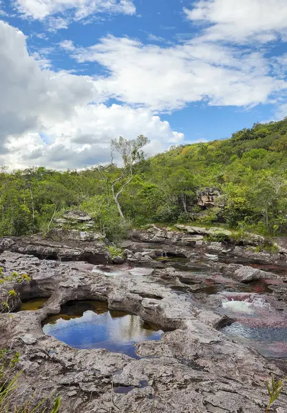 Cao Cristal 'de mavi gökyüzü olan doğal manzara. Kolombiya.