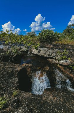 Cao Cristal 'de mavi gökyüzü olan doğal manzara. Kolombiya.