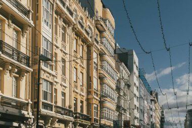 La coruna, İspanya. 11 Kasım 2024: La Coruna 'da mimarlık ve mavi gökyüzü.
