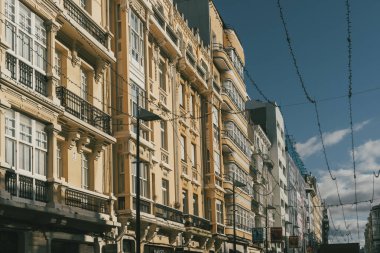 La coruna, İspanya. 11 Kasım 2024: La Coruna 'da mimarlık ve mavi gökyüzü.