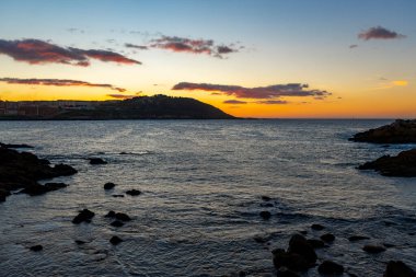 İspanya, La Coruna 'da gün batımı ve okyanus manzaralı güzel bir manzara.