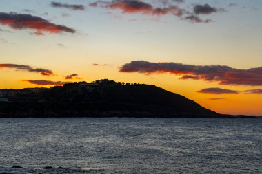 İspanya, La Coruna 'da gün batımı ve okyanus manzaralı güzel bir manzara.