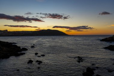 İspanya, La Coruna 'da gün batımı ve okyanus manzaralı güzel bir manzara.
