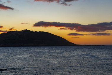 İspanya, La Coruna 'da gün batımı ve okyanus manzaralı güzel bir manzara.