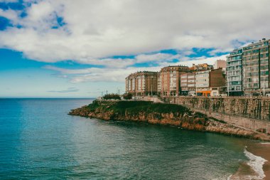 La Coruna, İspanya. 11 Kasım 2024: Renkli şehir binaları ve gezinti güvertesi.