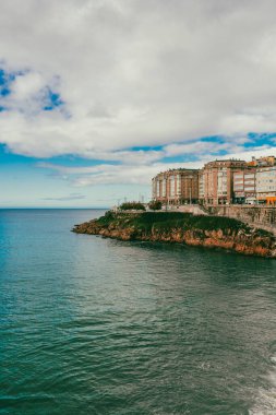 La Coruna, İspanya. 11 Kasım 2024: Renkli şehir binaları ve gezinti güvertesi.