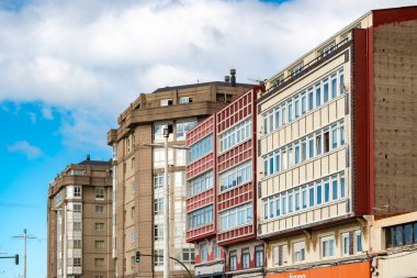 La Coruna, İspanya. 11 Kasım 2024: Renkli şehir binaları ve gezinti güvertesi.