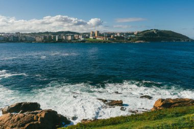 Ensenada del Orzn 'dan panoramik manzara. La Coruna, İspanya.