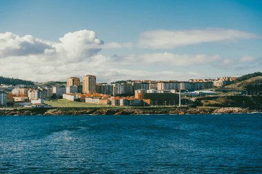 Ensenada del Orzn 'dan panoramik manzara. La Coruna, İspanya.