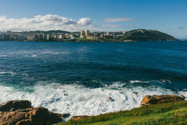 Ensenada del Orzn 'dan panoramik manzara. La Corua, İspanya.