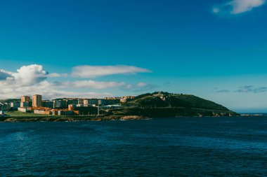 Ensenada del Orzn 'dan panoramik manzara. La Corua, İspanya.