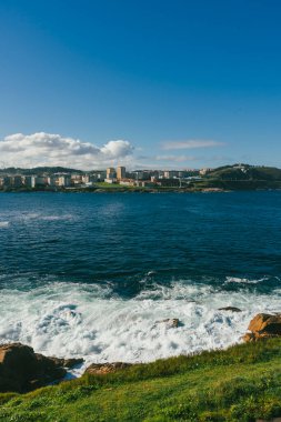 Ensenada del Orzn 'dan panoramik manzara. La Corua, İspanya.