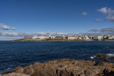 Ensenada del Orzn 'dan panoramik manzara. La Corua, İspanya.