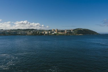 Ensenada del Orzn 'dan panoramik manzara. La Corua, İspanya.