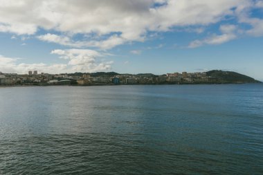Ensenada del Orzn 'dan panoramik manzara. La Corua, İspanya.