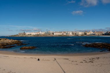 Ensenada del Orzn 'dan panoramik manzara. La Corua, İspanya.