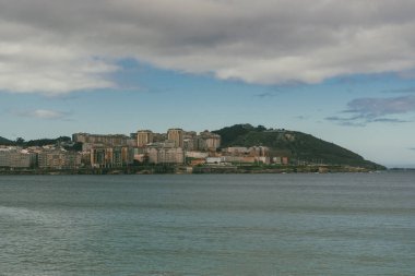 Ensenada del Orzn 'dan panoramik manzara. La Corua, İspanya.