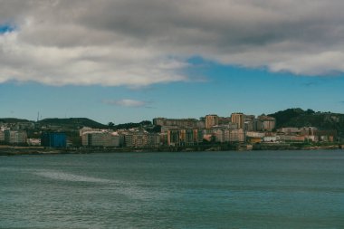 Ensenada del Orzn 'dan panoramik manzara. La Corua, İspanya.