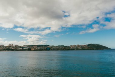 Ensenada del Orzn 'dan panoramik manzara. La Corua, İspanya.
