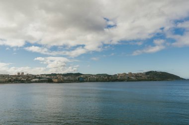 Ensenada del Orzn 'dan panoramik manzara. La Corua, İspanya.