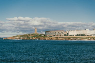La Coruna, İspanya. 11 Kasım 2024: Orzan Koyu ve Herkül Kulesi