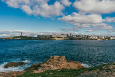 La Coruna, İspanya. 11 Kasım 2024: Orzan Koyu ve Herkül Kulesi