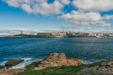 La Coruna, İspanya. 11 Kasım 2024: Orzan Koyu ve Herkül Kulesi