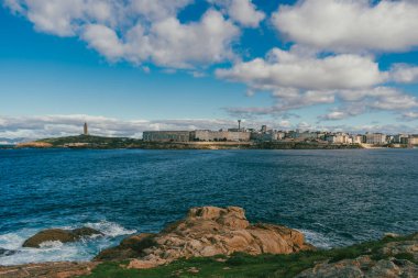 La Coruna, İspanya. 11 Kasım 2024: Orzan Koyu ve Herkül Kulesi