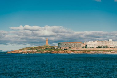 La Coruna, İspanya. 11 Kasım 2024: Orzan Koyu ve Herkül Kulesi