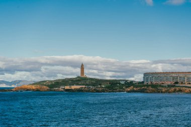 La Coruna, İspanya. 11 Kasım 2024: Orzan Koyu ve Herkül Kulesi