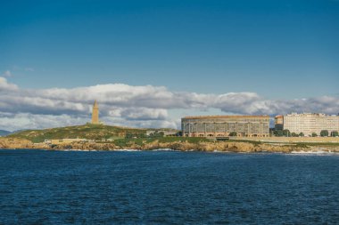 La Coruna, İspanya. 11 Kasım 2024: Orzan Koyu ve Herkül Kulesi