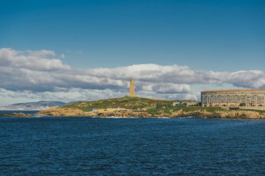 La Coruna, İspanya. 11 Kasım 2024: Orzan Koyu ve Herkül Kulesi