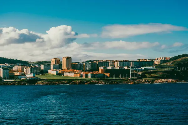 Ensenada del Orzn 'dan panoramik manzara. La Corua, İspanya.