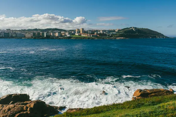 Ensenada del Orzn 'dan panoramik manzara. La Corua, İspanya.