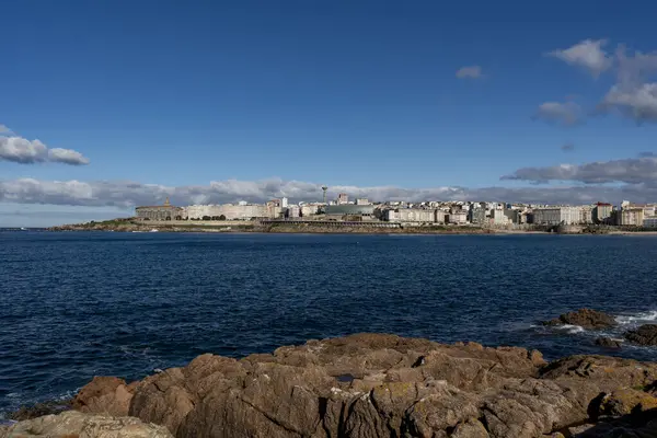 Ensenada del Orzn 'dan panoramik manzara. La Corua, İspanya.