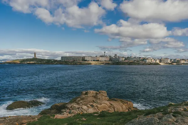 La Coruna, İspanya. 11 Kasım 2024: Orzan Koyu ve Herkül Kulesi