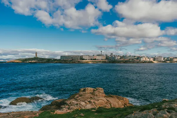 La Coruna, İspanya. 11 Kasım 2024: Orzan Koyu ve Herkül Kulesi