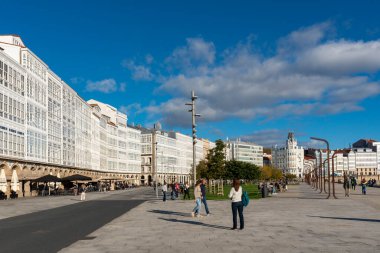La Coruna, İspanya. 11 Kasım 2024: A Corua ve Marina Caddesi Galerileri. 