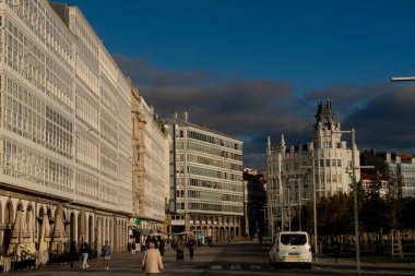 La Coruna, İspanya. 11 Kasım 2024: A Corua ve Marina Caddesi Galerileri. 