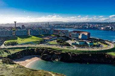 La Coruna, İspanya. 11 Kasım 2024: Yüksek dağların ve deniz kenarının panoramik manzarası