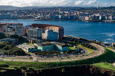 La Coruna, İspanya. 11 Kasım 2024: Yüksek dağların ve deniz kenarının panoramik manzarası