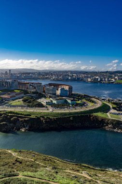 La Coruna, İspanya. 11 Kasım 2024: Yüksek dağların ve deniz kenarının panoramik manzarası