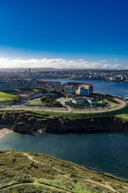 La Coruna, İspanya. 11 Kasım 2024: Yüksek dağların ve deniz kenarının panoramik manzarası