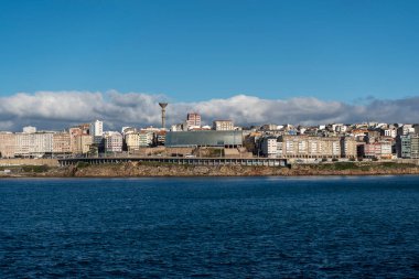 La Coruna, İspanya. 11 Kasım 2024: Domus de Orzan Müzesi ve mavi gökyüzü.