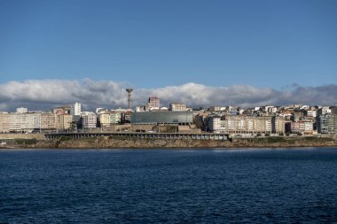 La Coruna, İspanya. 11 Kasım 2024: Domus de Orzan Müzesi ve mavi gökyüzü.